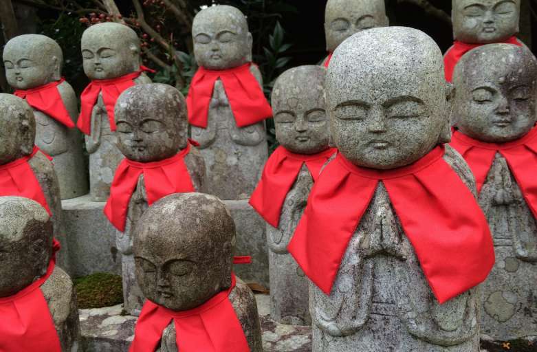 Japanese sculptures in red scarves, photo cc Pxhere